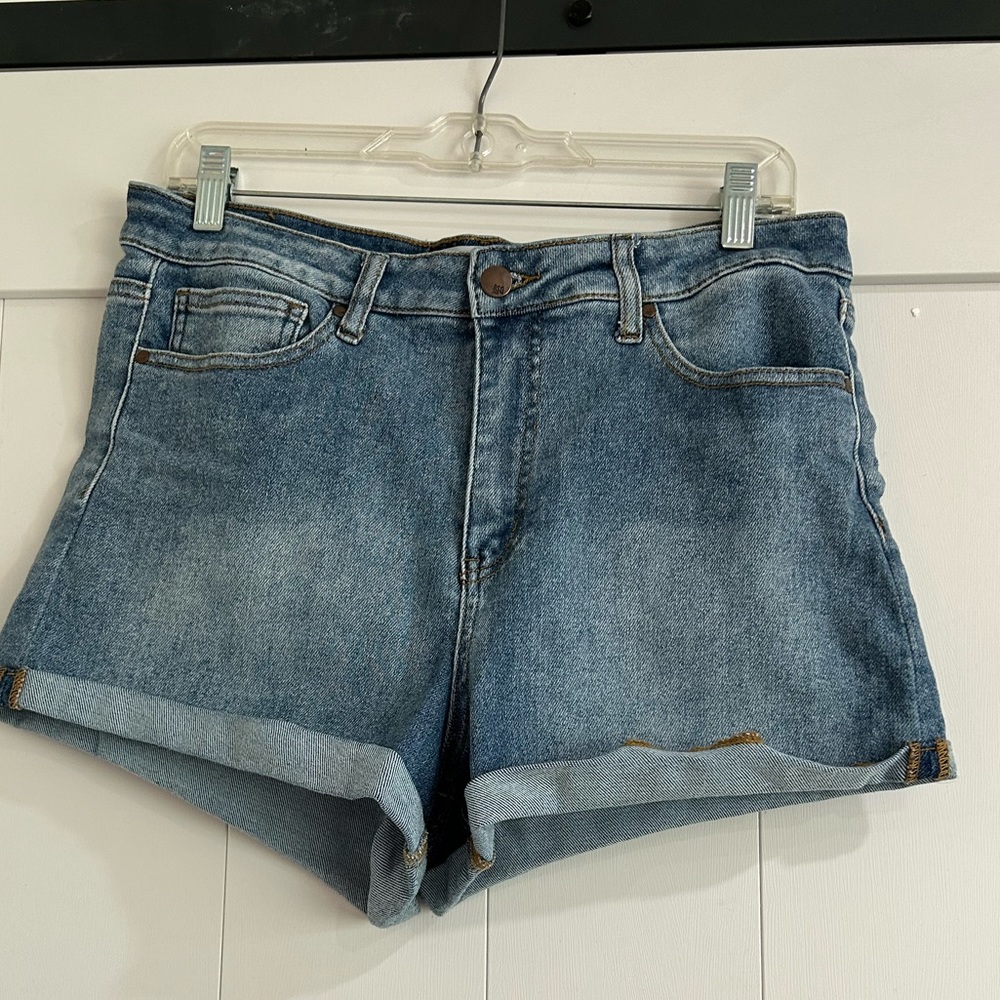 RSQ size 29 woman’s high waisted jean shorts